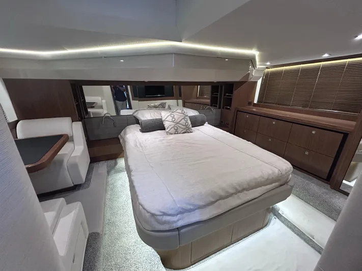 Here & Now 2017 Sea Ray 510 Fly @ Acapulco Yacht Photos Pics Luxurious bedroom interior of 2017 Sea Ray Fly 510 yacht with modern furnishings.