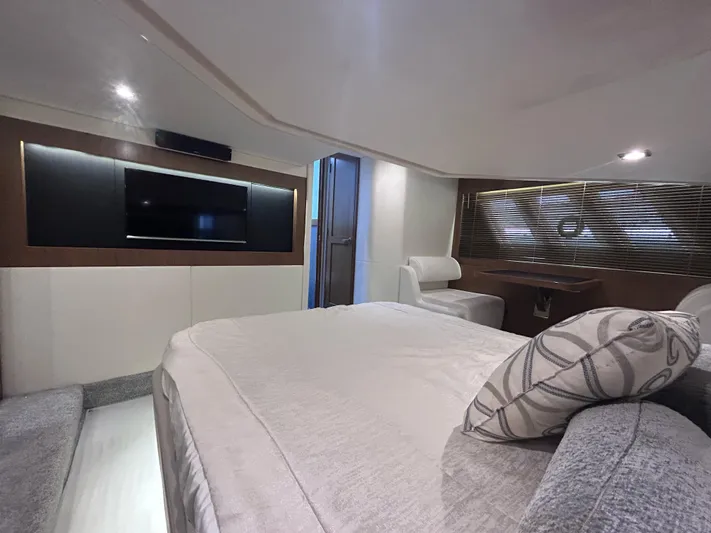 Here & Now 2017 Sea Ray 510 Fly @ Acapulco Yacht Photos Pics Luxurious interior of 2017 Sea Ray Fly 510 yacht with modern bedroom and TV.