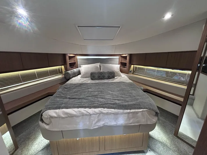 Here & Now 2017 Sea Ray 510 Fly @ Acapulco Yacht Photos Pics Luxurious bedroom interior of 2017 Sea Ray Fly 510 yacht with modern design.