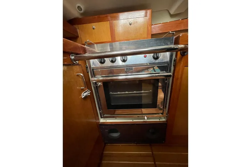  Yacht Photos Pics Stainless steel oven in 1999 Hunter Passage 420 yacht kitchen.