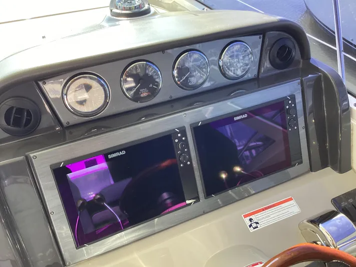  Yacht Photos Pics Helm of 2006 Sea Ray 48 Sundancer with Simrad displays and gauges.