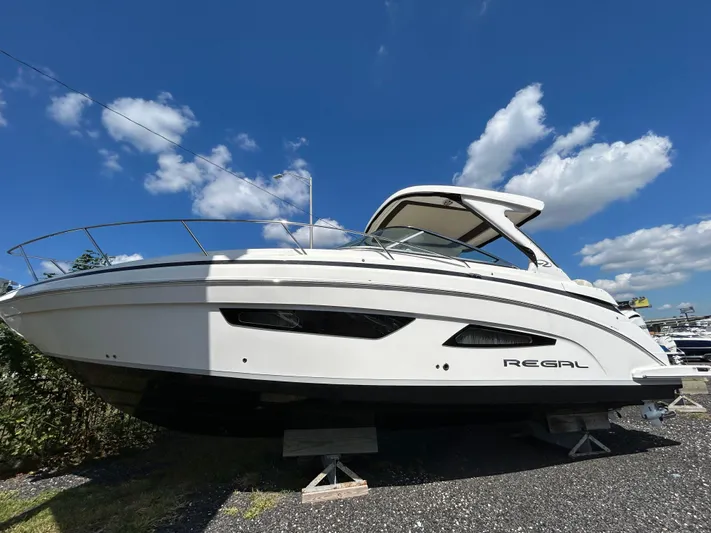  Yacht Photos Pics 2024 REGAL 33 XO - Image 10