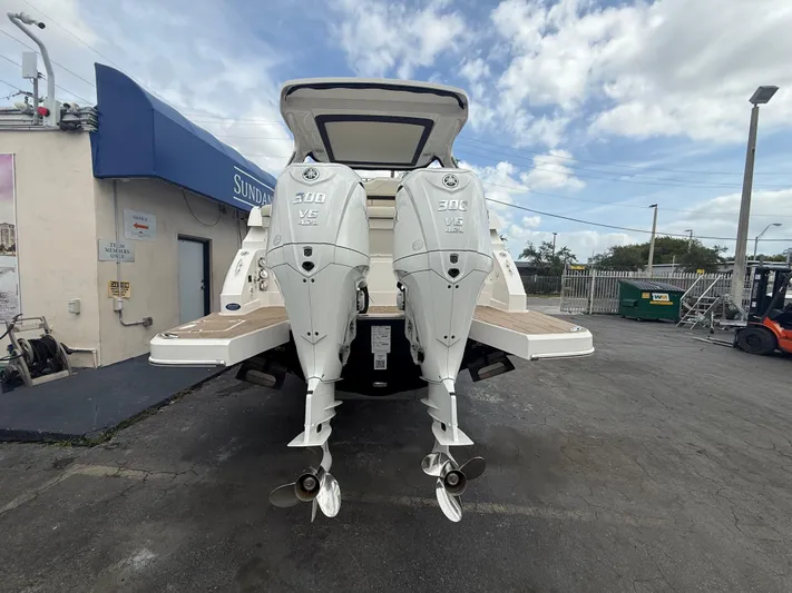  Yacht Photos Pics 2024 REGAL 33 XO - Image 4