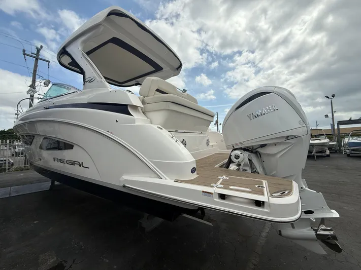  Yacht Photos Pics 2024 REGAL 33 XO - Image 5