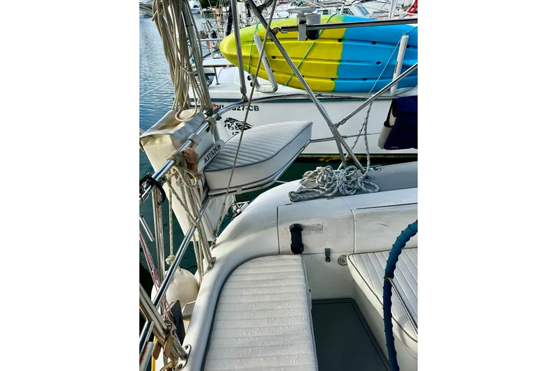 Makai Yacht Photos Pics 1999 Catalina 320 sailboat cockpit with seating and colorful kayaks in marina.