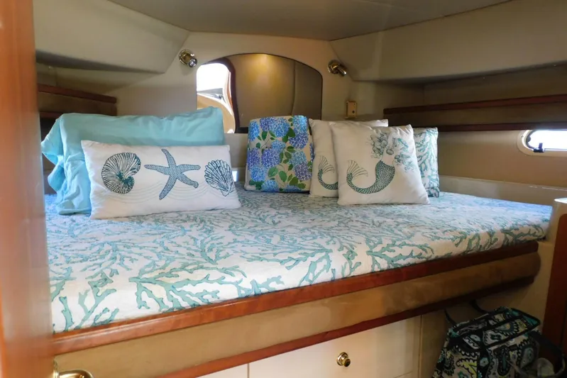 How Lucky Yacht Photos Pics Cozy cabin interior of 2003 Cruisers Yachts 3750 Motoryacht with decorative pillows and bedding.