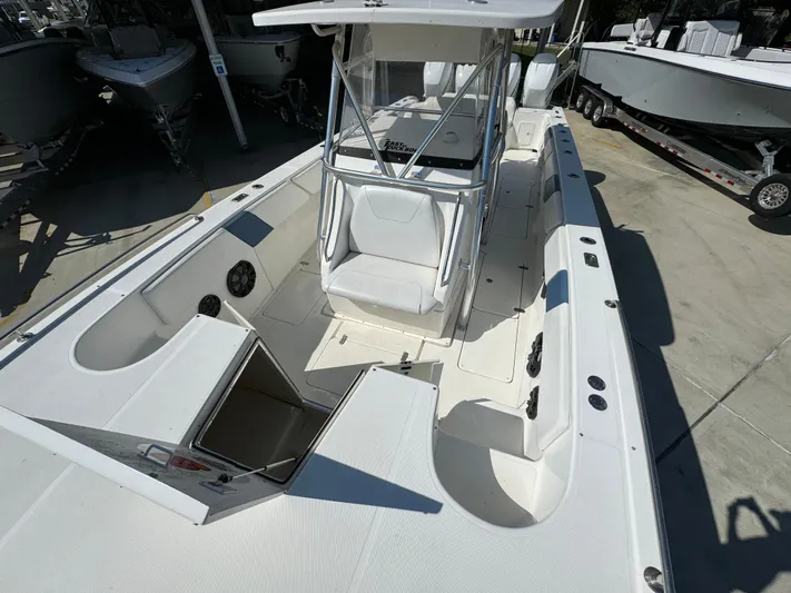  Yacht Photos Pics 2009 Fountain 38 CC Tournament Edition boat, spacious deck, center console, white exterior.