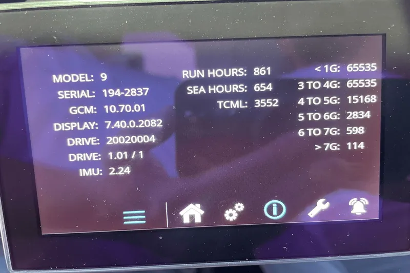  Yacht Photos Pics Display screen showing technical data for Galeon 640 FLY BRIDGE, 2021 model.