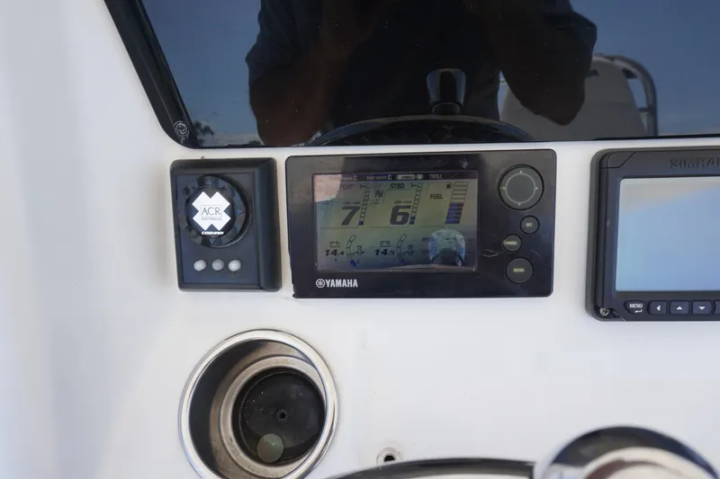 Past Time Yacht Photos Pics 2012 Regulator 32 Forward Seating dashboard with Yamaha display and controls.