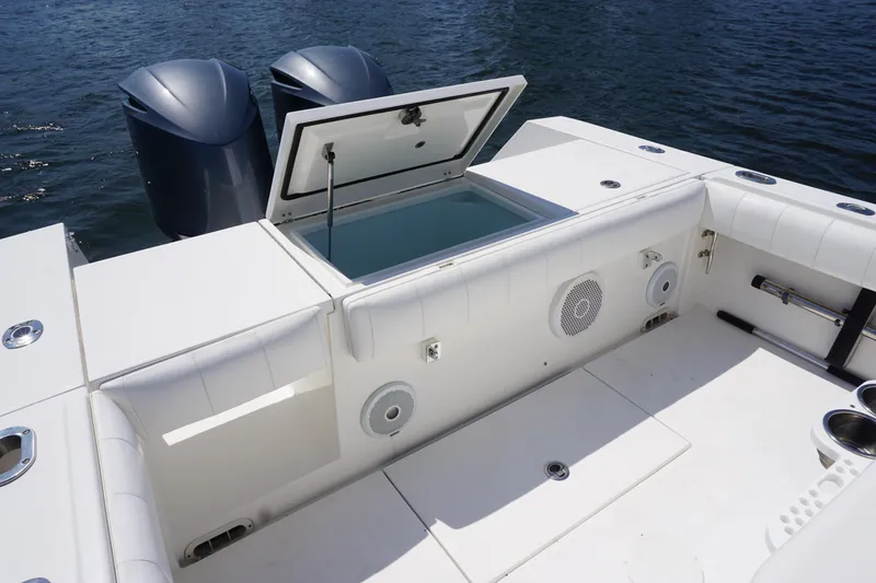 Past Time Yacht Photos Pics 2012 32 Regulator 32 FS Past Time Livewell