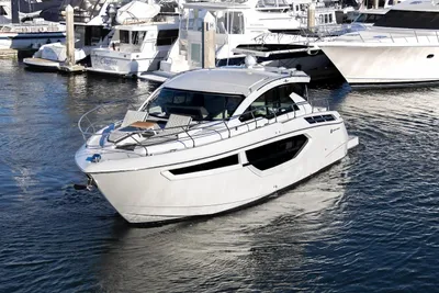 Cruisers Yachts Cantius