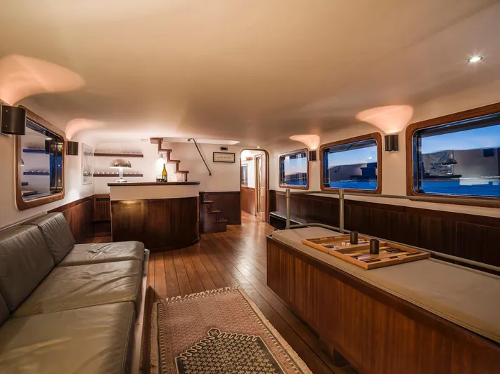 La Fenice Yacht Photos Pics Interior of 1962 Laurent Giles TSDMY yacht, luxurious and elegant.