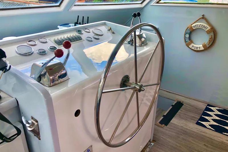 Masterplan Yacht Photos Pics 1975 Hatteras 58 YF yacht helm with steering wheel and control panel.