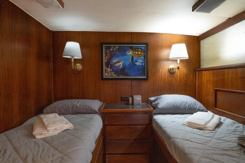 Masterplan Yacht Photos Pics Cozy twin cabin on 1975 Hatteras 58 YF yacht with nautical decor.
