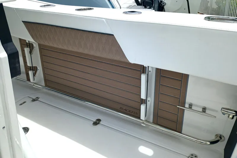 272-499 Yacht Photos Pics 2025 Blackfin 272 CC boat interior with sleek design and modern features.
