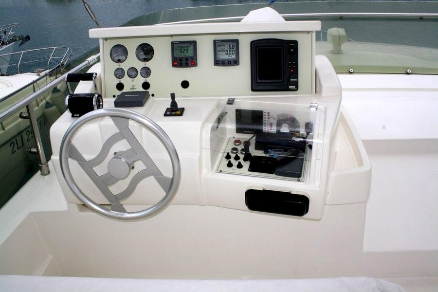 2004 Ferretti Yachts 680