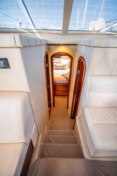 2010-45-cruisers-yachts-455-express-motor-yacht