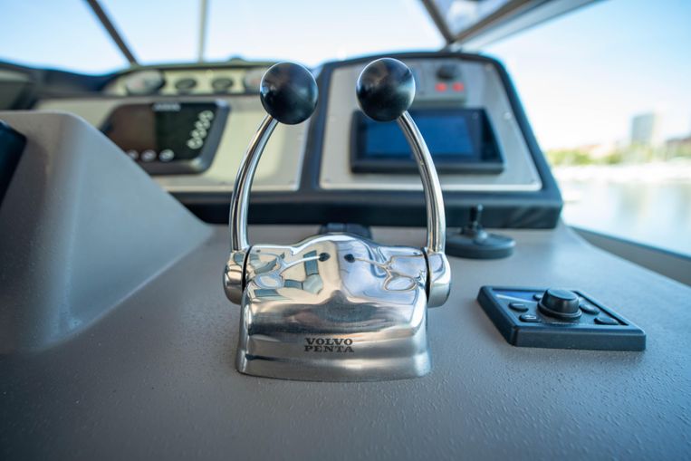 2010-45-cruisers-yachts-455-express-motor-yacht