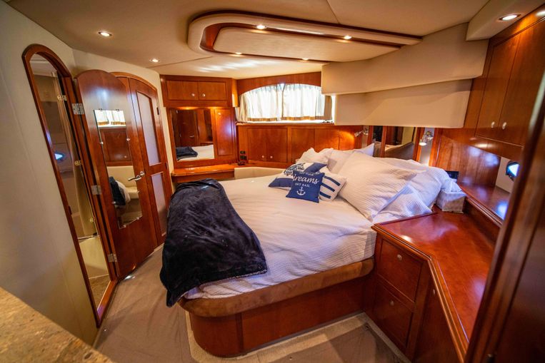 2010-45-cruisers-yachts-455-express-motor-yacht