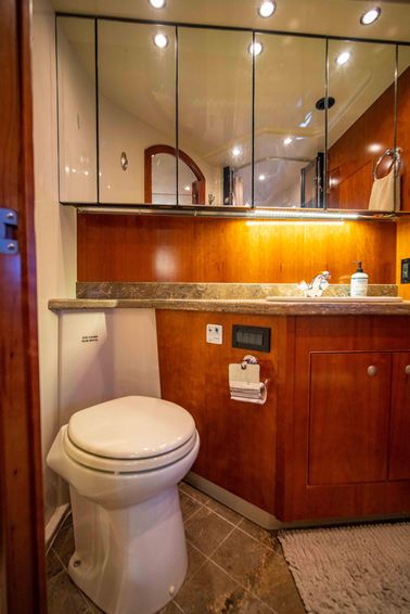 2010-45-cruisers-yachts-455-express-motor-yacht