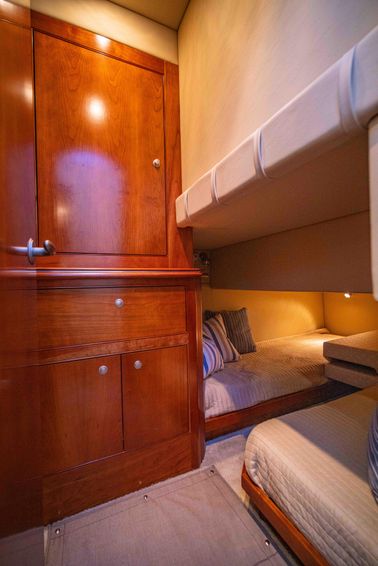 2010-45-cruisers-yachts-455-express-motor-yacht