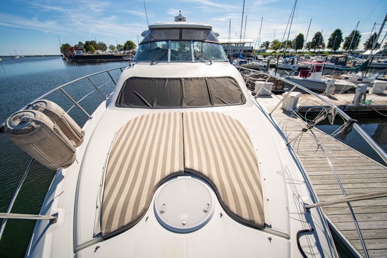 2010-45-cruisers-yachts-455-express-motor-yacht
