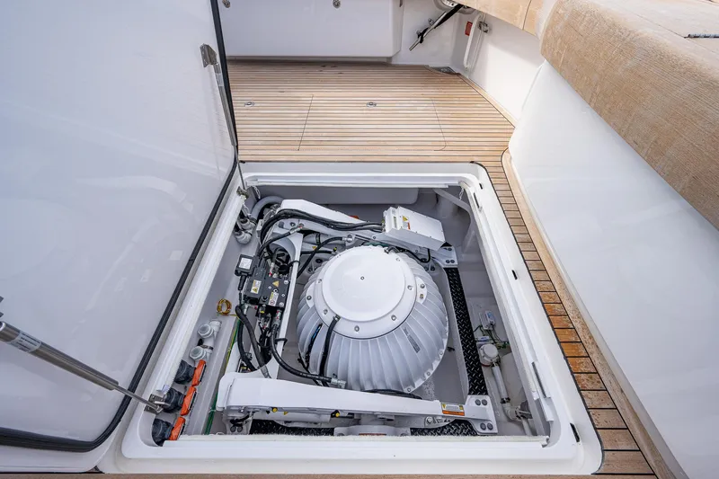 Kemosabe Yacht Photos Pics Viking 68 KEMOSABE - Cockpit Seakeeper SK26