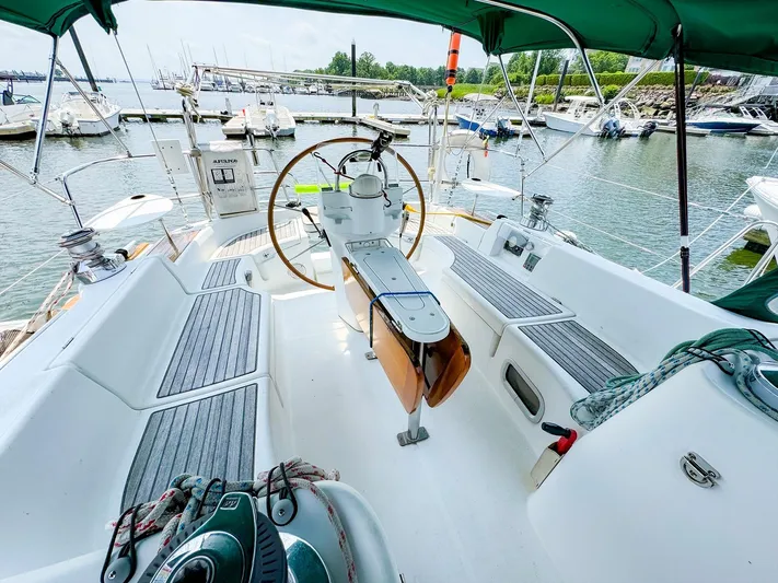 Yumi III Yacht Photos Pics Beneteau 423 sailboat cockpit, 2005 model, docked at marina with green canopy.