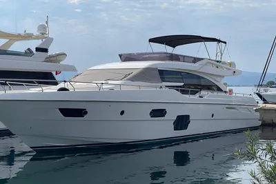 Ferretti Yachts 690