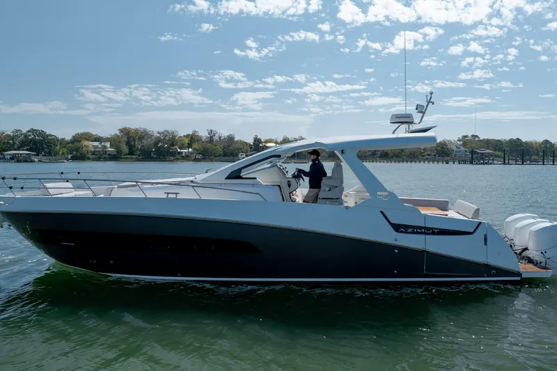  Yacht Photos Pics 2019 Azimut Verve 40 yacht cruising on a sunny day, side view.