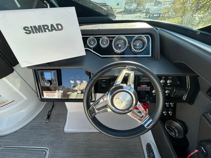  Yacht Photos Pics 2018 Sea Ray SLX 280 dashboard with steering wheel and Simrad navigation system.