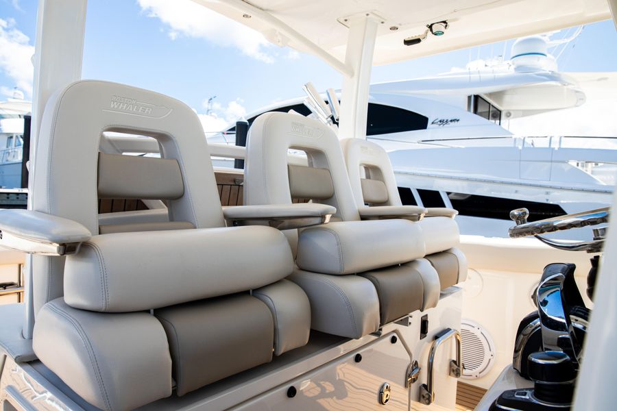 2019 Boston Whaler 380 Outrage