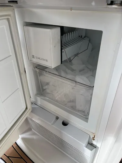  Yacht Photos Pics U-Line ice maker in a 2006 Four Winns 350 boat, filled with ice cubes.