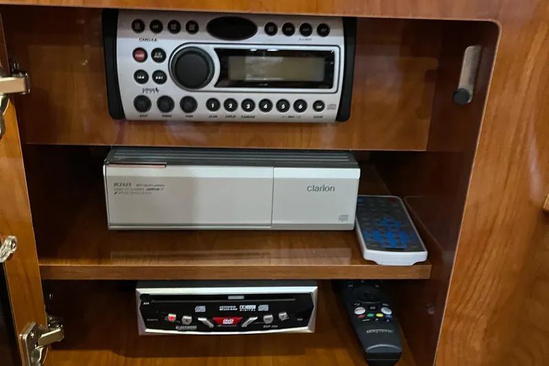  Yacht Photos Pics 2006 Four Winns 350 boat stereo system with Clarion components and remote controls.