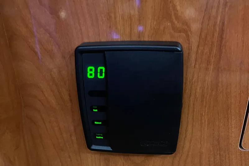  Yacht Photos Pics Digital thermostat on 2006 Four Winns 350 boat, displaying 80 degrees.