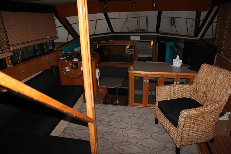 Aurora II Yacht Photos Pics Interior of 1989 Chris-Craft 480 Catalina yacht with cozy seating and helm.