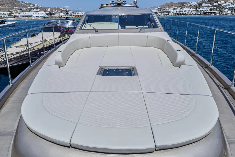  Yacht Photos Pics Luxury Arno Leopard 24 yacht deck, 2006 model, with spacious sunbathing area.