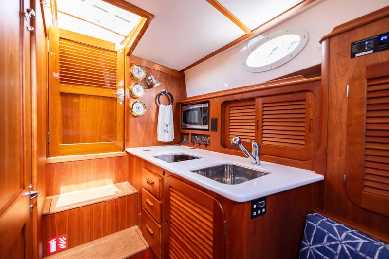 Far Niente Yacht Photos Pics 