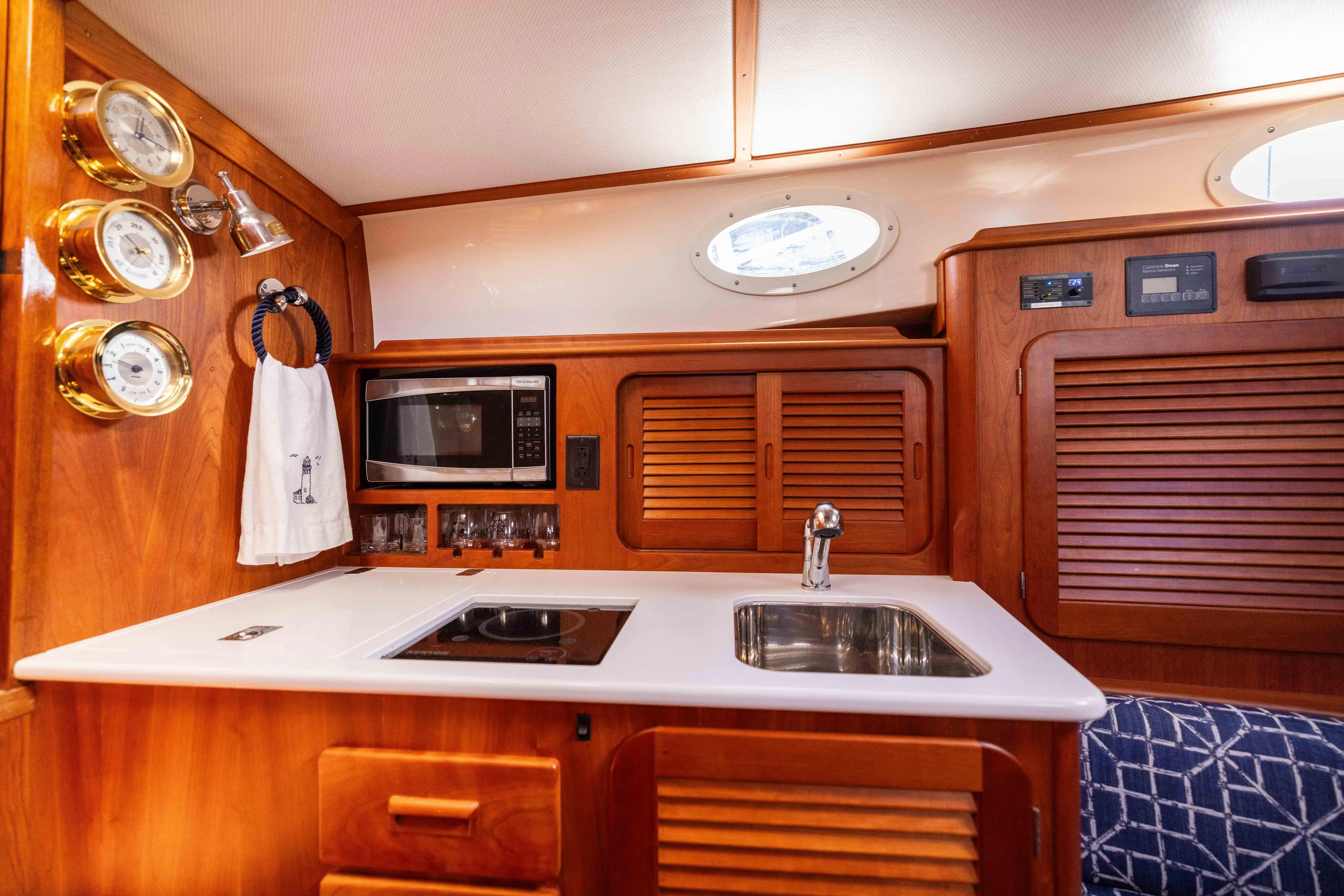 Far Niente Yacht Photos Pics 