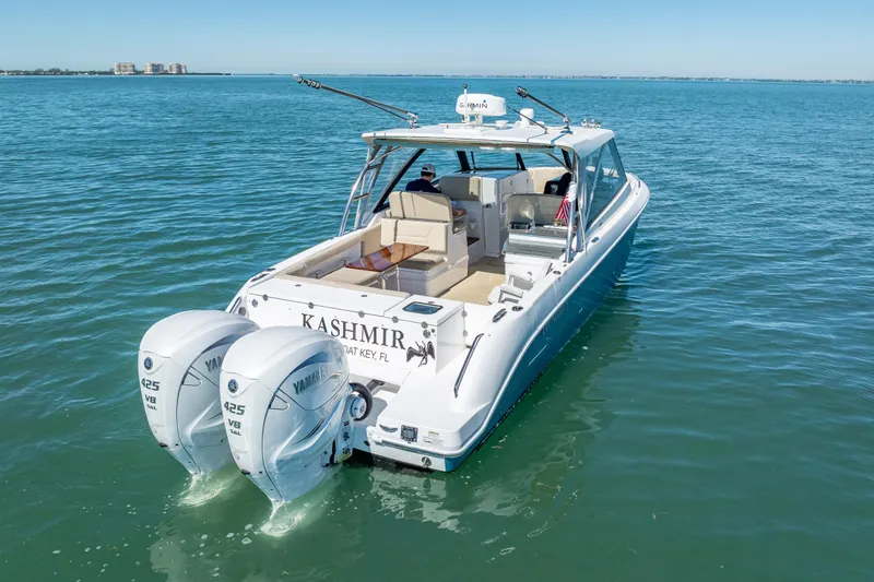 Kashmir Yacht Photos Pics 2019 Everglades 340 Dual Console boat on water, featuring twin Yamaha 425 engines.
