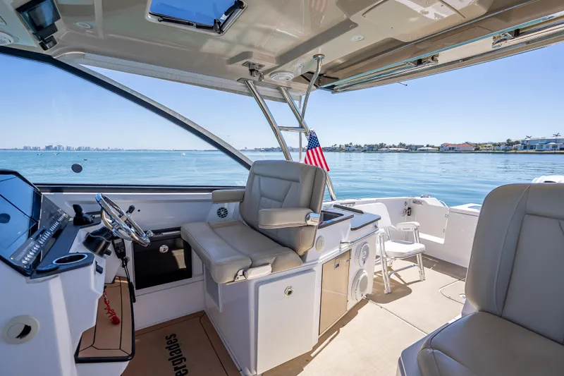 Kashmir Yacht Photos Pics 2019 Everglades 340 Dual Console boat interior with helm, seating, and ocean view.