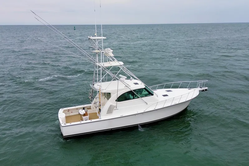 Peixe Espada Yacht Photos Pics 2016 Henriques 42 Express Hardtop boat cruising on open sea.