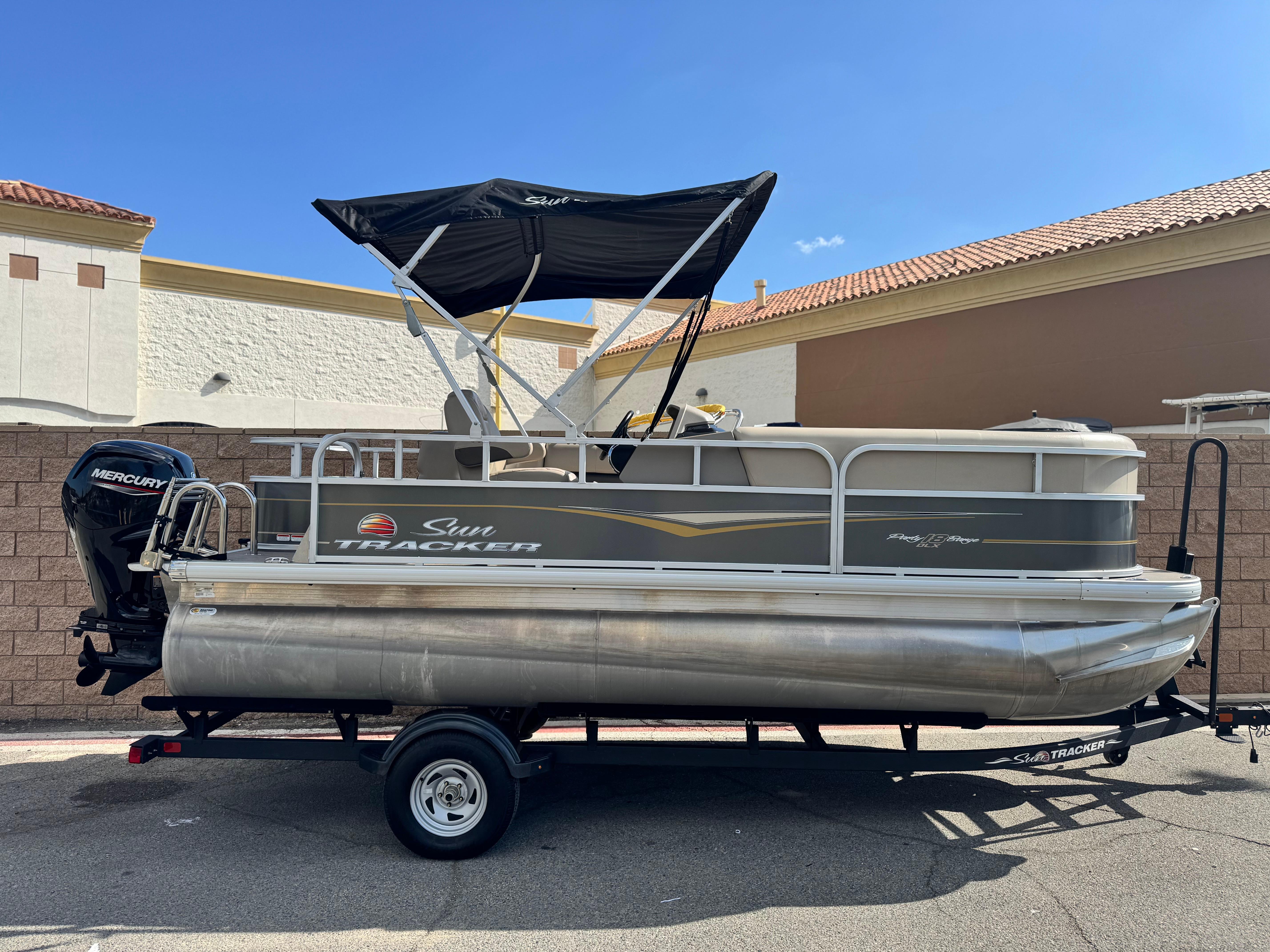 Sun Tracker Party Barge 18 DLX