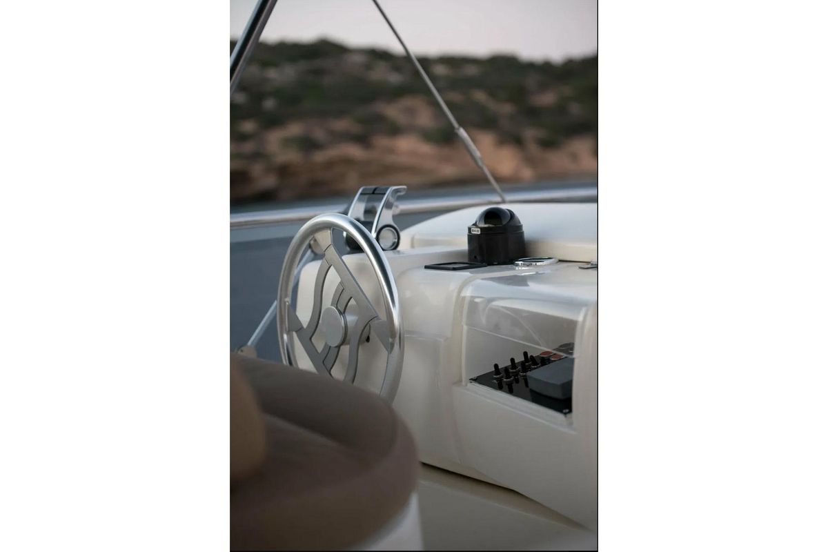 2002 Ferretti Yachts 73 