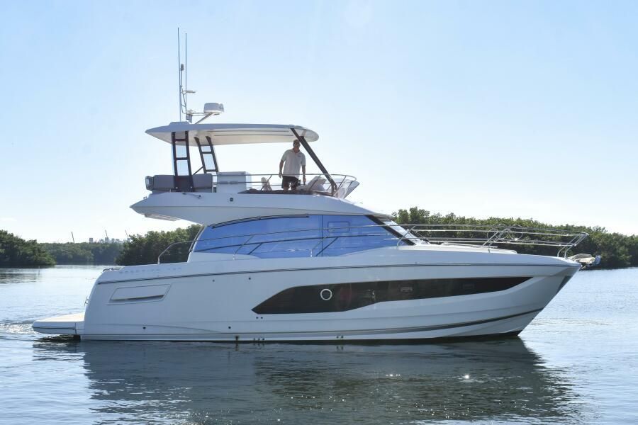 2023 Prestige 420 Flybridge