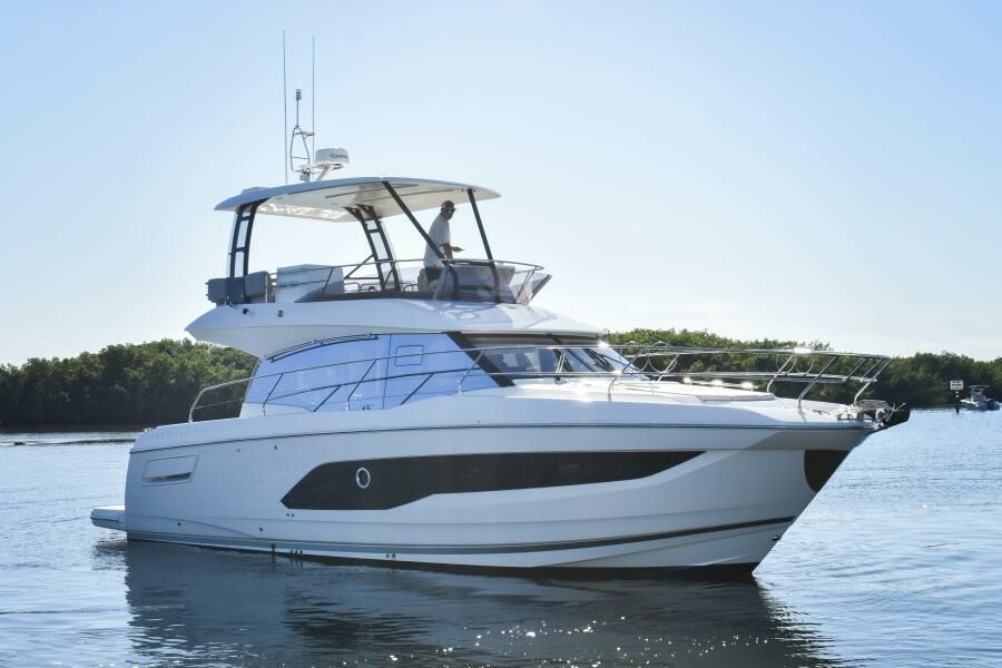 2023 Prestige 420 Flybridge