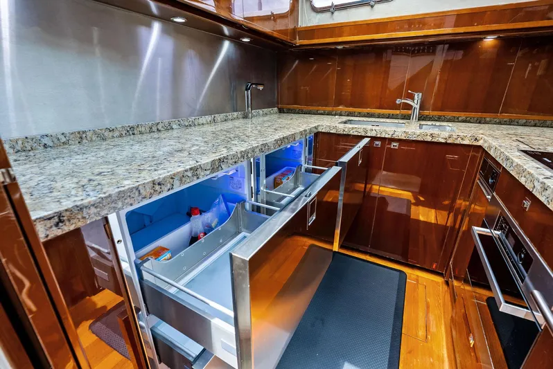 Mojo II Yacht Photos Pics 