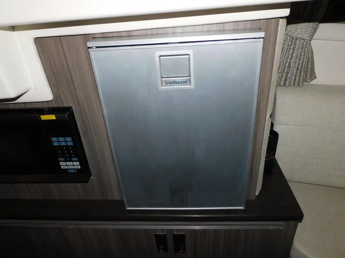 Not Guilty Yacht Photos Pics 2018 Sea Ray Sundancer galley with fridge and microwave.