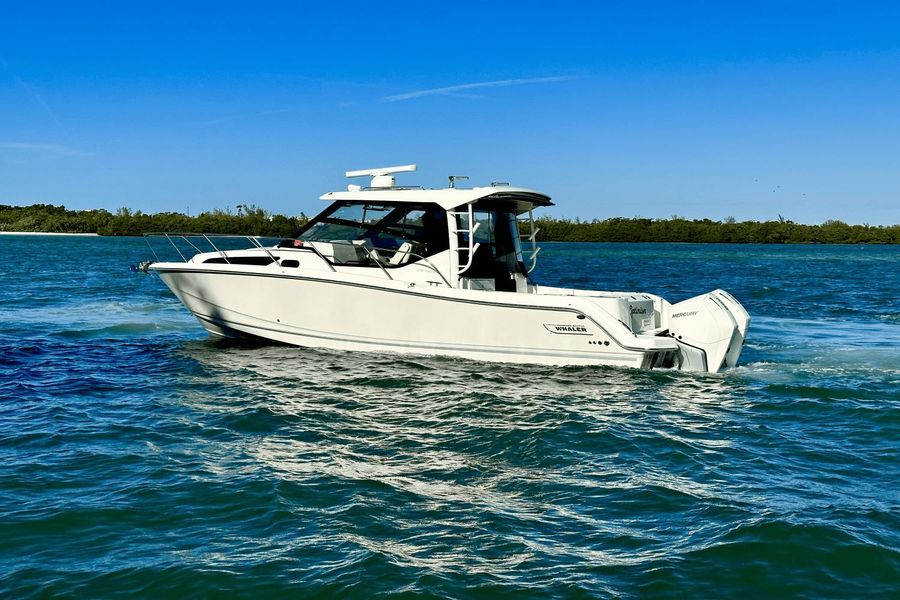 2021 Boston Whaler 325 Conquest