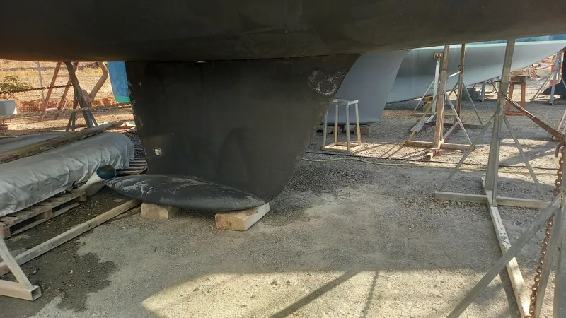  Yacht Photos Pics Keel of 2000 Jeanneau Sun Odyssey 45.2 sailboat on dry dock.